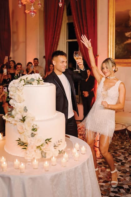 Al momento de cortar la torta los novios renovaron sus looks: Lauti apostó a un traje más informal, con remera y zapatillas, y Agustina lució un vestido corto con flecos de la firma Emé.