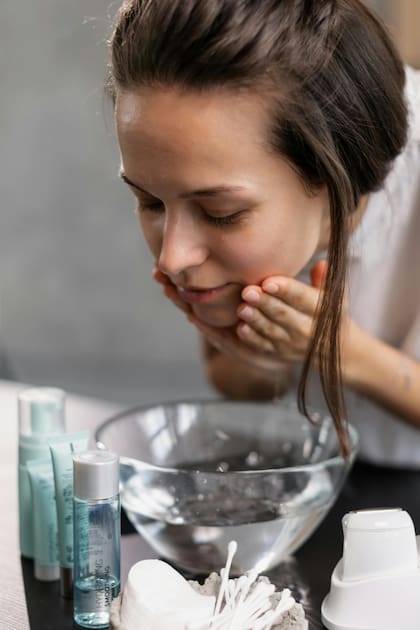 Al momento de limpiar la piel de la cara lo mejor es usar agua tibia y un solo producto cosmético o simplemente jabón