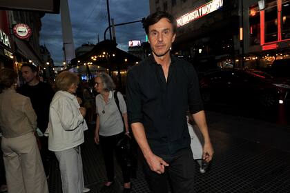 Al momento de su llegada, Pampita y sus acompañantes ya habían ingresado a la sala, y esperaban desde sus butacas el inicio del espectáculo de la pequeña Ana y sus compañeros