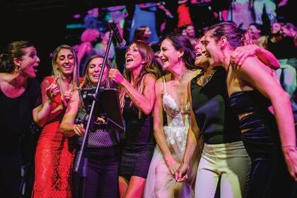 Al momento del karaoke, Aymar subió al escenario con sus ex compañeras del seleccionado para cantar a coro. A pedido de los novios se armó una playlist de los años 80.