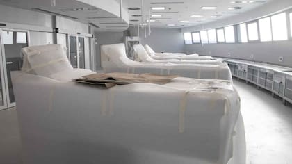 Al morirse, las personas son llevadas a una morgue para realizar las investigaciones correspondientes