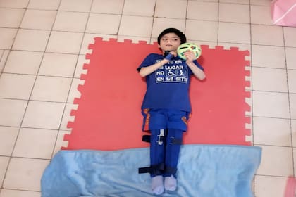 Al nacer, “Gonzalito” pesaba apenas 780 gramos, tuvo hidrocefalia y un derrame cerebral de grado 4 lo que le ocasionó una parálisis cerebral que le impide hablar y caminar.