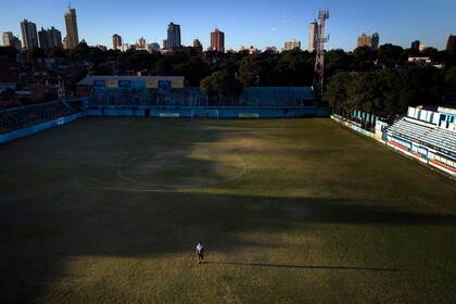 Al no haber torneos durante la pandemia de coronavirus, los futbolistas de las divisiones de ascenso en Paraguay no cobran y todos tienen familia. Muchos de ellos tuvieron que aprender a la fuerza a hacer otra cosa para sobrevivir y otros reforzaron lo que ya sabían hacer más allá del fútbol