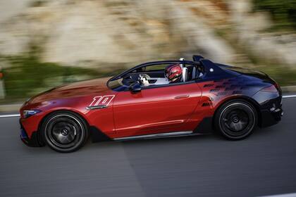 Al no tener parabrisas, es necesario un casco especial para manejar el Mercedes-AMG PureSpeed