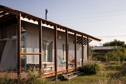 “La chapa, con su memoria de humildad y origen inmigrante, se resignifica. Con lluvia intensa, la casa se vuelve balsa y recuerda las viviendas ribereñas del delta de Berisso y Ensenada”, dicen los arquitectos.