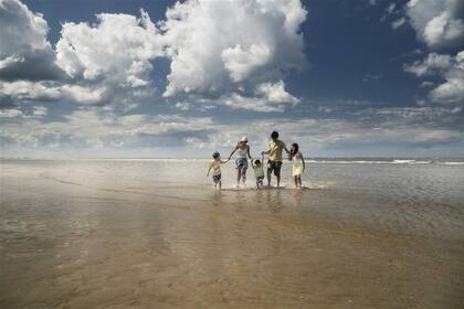 Al Norte, playas amplias custodiadas por mdanos de postal