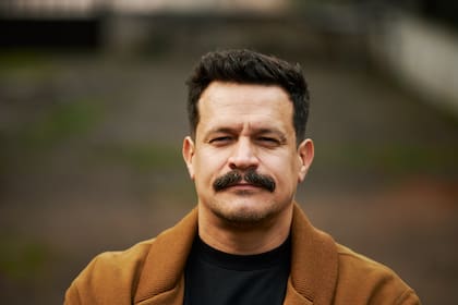 "Al oeste es un intento de decodificación de un montón de información que mi cuerpo guarda", apunta el talentoso creador y gestor
