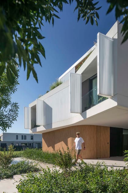 Al Oeste, ventanas móviles y filtros como parasoles, postigos y varillas verticales para mantener el confort térmico sin perder luz natural. La cara que da al Este permite más apertura.