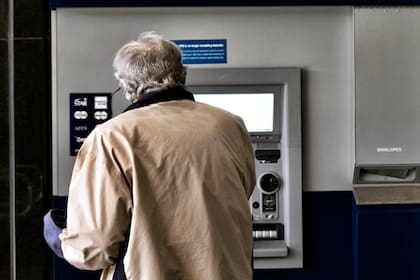Al olvidar la tarjeta de débito en un cajero automático, hay una serie de pasos que se pueden seguir (AP Foto/Richard Vogel, archivo)