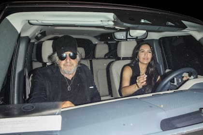 Al Pacino, de 83 años, y Noor Alfallah, de 29, a la salida del restaurante italiano Giorgio Baldi después de disfrutar de una cena romántica para dos en Santa Mónica, en agosto, un mes antes de la petición de la productora que sorprendió a su pareja