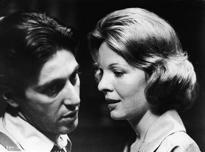 Al Pacino es una escena inolvidable de El Padrino (1972) con Diane Keaton