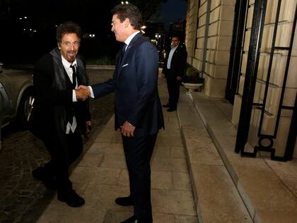 Al Pacino saluda al embajador al llegar al Palacio Bosch