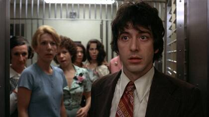 Al Pacino se sometió a una exigente preparación para interpretar a Sonny: se privó del sueño, de la comida y en las noches se bañaba en agua fría para mostrar un aspecto nervioso y desmejorado en las escenas del robo