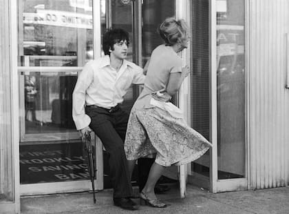 Al Pacino y la actriz Penelope Allen, que interpreta a una empleada del banco, recrean una imagen clásica del robo al Chase Bank en la película Tarde de perros, dirigida por Sidney Lumet, de 1975. (Photo by Warner Bros./Archive Photos/Getty Images)
