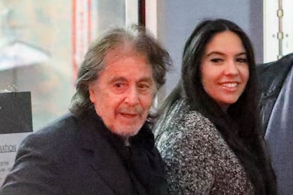 Al Pacino y Noor Alfallah, cuando fueron vistos saliendo de una cena doble con su mejor amigo, el director Harold Becker, antes de la llegada a sus vidas de su hijo, Roman