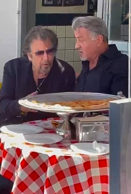Al Pacino y Sylvester Stallone charlan mientras comen pizza en Beverly Hills