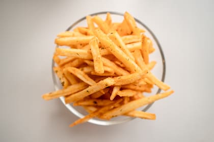Al parecer, la trabajadora implementó un método para servir las papas fritas