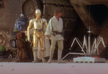 Al personaje de C-3PO de Star Wars se lo asocia falsamente con dos patas doradas, en vez de una pierna de color oro y otra plateada.