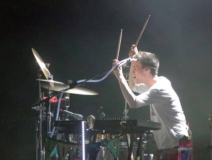 Al piano y a la batería, Jacob Collier toca en vivo cuanto instrumento se le cruza por el camino
