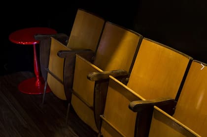 Al pie de la cama hay asientos para "espectadores"