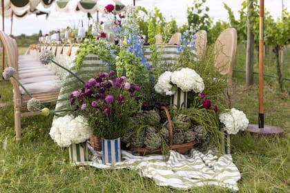 Al pie de la mesa, canastos inspirados en los locales del pintoresco pueblito de Gordes, en Francia, con alcauciles −última tendencia− como protagonistas.