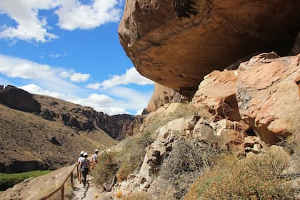 Al pie de las bardas que encierran al Río Pinturas, existen diversos abrigos naturales, paredes rocosas a modo de aleros, simples paredones o pequeñas cuevas, que los antiguos pobladores aprovecharon para realizar sus pinturas
