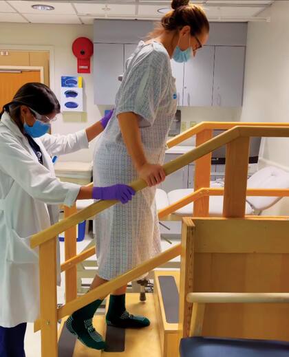 Al poco
tiempo compartió las
primeras imágenes
de su rehabilitación.
Sus hijas, Rowan y
Grier, y su esposo
Chris Henchy, no
pudieron visitarla en
el hospital debido a
los protocolos por
Covid-19