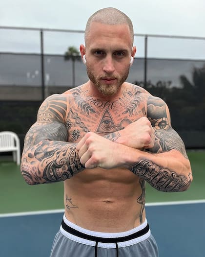 Al presentarse en la terminal area de Medelln con tres horas de antelacin, las autoridades le informaron que, al portar un pasaporte extranjero, el sistema le exiga una "green card" o tarjeta de residencia para ingresar a Estados Unidos