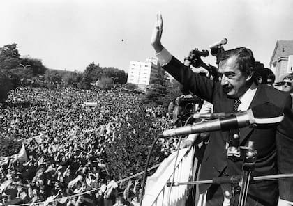 Al presidente Alfonsín habla a los habitantes de Viedma y de zonas de influencia, congregados frente al Río Negro. 16/4/1986