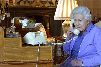 Al príncipe Felipe le irritaba la cantidad de tiempo que la reina pasaba con el teléfono