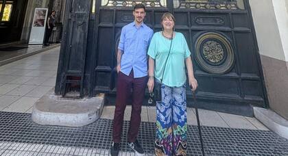 Al principio, cuenta, sólo se paraba con la kinesióloga, pero después de reforzar la musculatura pudo empezar a dar unos pasos con el andador.