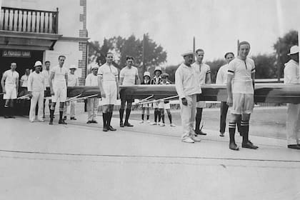 Al principio, el código de vestimenta de club obligaba a los hombres a usar pantalones largos, luego permitieron pantalones cortos con medias 3/4.