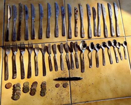 Al principio encontró objetos de oro perdidos en la playa, y muchas monedas uruguayas, argentinas, brasileñas y paraguayas