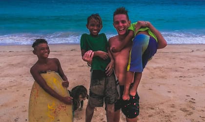 “Al principio, fue raro. Hubo días en los que me sentía un estafador al que esa pobre gente le estaba pagando dinero para que un mochilero pretenda ser profesor del idioma que ansiaban aprender"