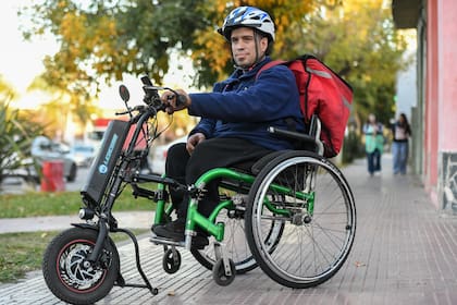 "Al principio me costó, pero ahora me acostumbré a la handbike. Si no la tuviera, no podría estar todo el día repartiendo en la calle", explica Federico
