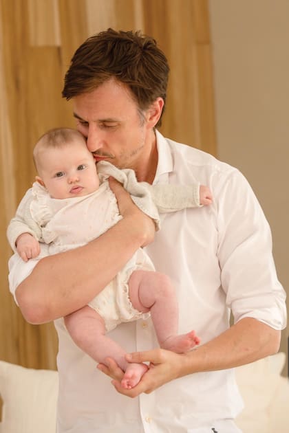 “Al principio me dolían las burlas porque no entendía la dinámica. Pero hace rato comprendí que la popularidad viene con ese complemento”, nos confía Roberto, con la pequeña Anita en brazos.