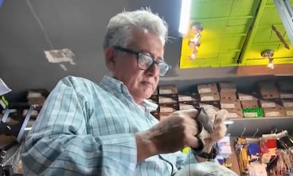 Al principio, Riveros trabajaba como administrador de empresas, pero tras perder su empleo decidió emprender su propio negocio