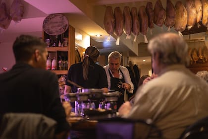 Al principio solo ofrecían tablas de quesos y fiambres; luego sumaron pizzas, y finalmente llegó el plato emblemático del restaurante
