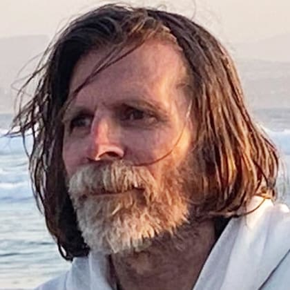 Al principio sus amigos estuvieron cerca de él, pero a medida que se dieron cuenta que el tiempo pasaba y él seguía igual se fueron alejando al igual que su novia.