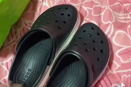 Al probarse las zapatillas, descubrió que tenían distintos talles