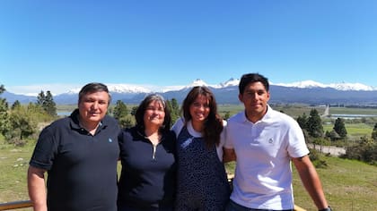 Al proyecto de la pareja se sumó el hijo de ella, Leandro, y su mujer, Micaela, que espera un bebé.