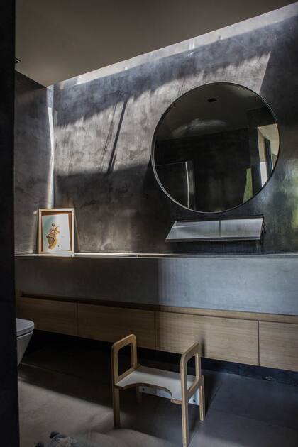 Al quedar en el centro de la planta, el segundo baño se iluminó de manera cenital