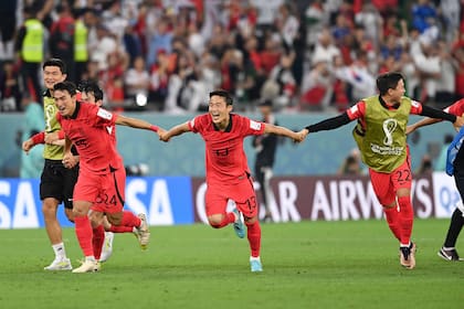 Los jugadores Coreanos festejan el pase a los octavos de final