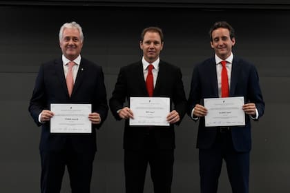 Al recibir el diploma de nuevas autoridades de River Plate, como presidente, junto a Matias Patanian (vicepresidente primero) e Ignacio Villarroel (vicepresidente segundo).