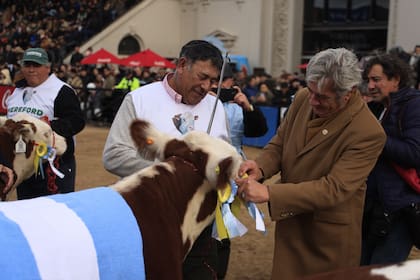 Al referirse puntualmente a la gran campeona, el jurado destacó: “Vi el animal con mayor corrección y prolijidad de toda la fila. Es joven, es una ternera, y muchas veces es difícil premiar un animal tan joven. Pero le vi todo lo que busco en una gran campeona”