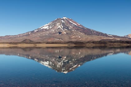 Al reflejarse el volcán en el espejo de agua, es posible ver una figura romboidal (de diamante) que da origen al nombre a esta reserva