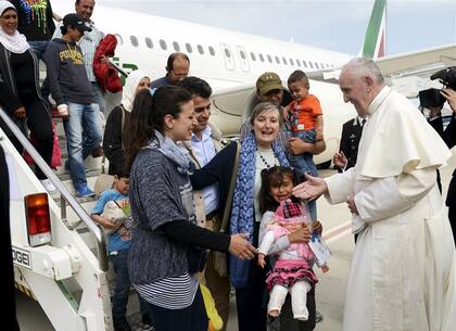 Al regresar a Roma, Francisco le da la bienvenida al grupo de refugiados sirios que llevó desde Lesbos para vivir en el Vaticano