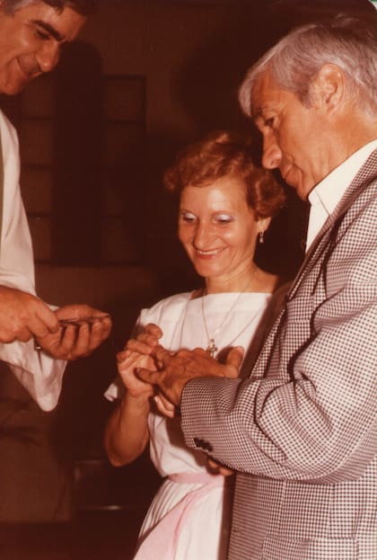 Al renovar sus votos matrimoniales con Noemí Fernández, en 1986.