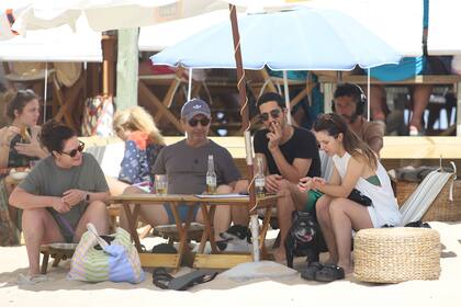 Al reparo del sol, el grupo familiar disfrutó de una ronda de cervezas frías