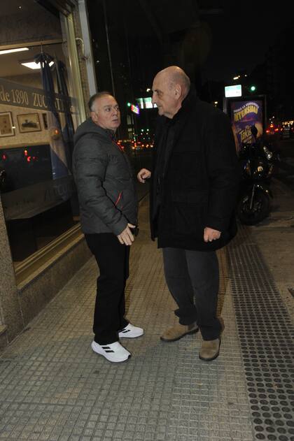 Al retirarse, Rico se detuvo a conversar con el Puma Goity, que se acercó hasta la casa velatoria para despedir a Bertrand y saludar a sus familiares